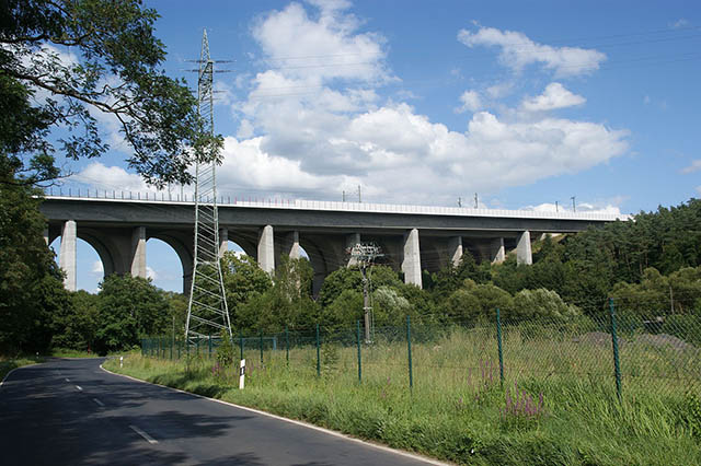 پل ویدتا (Wiedta) نمونه ای از یک ساختار سبز در وسط یک  دشت سیلابی در آلمان